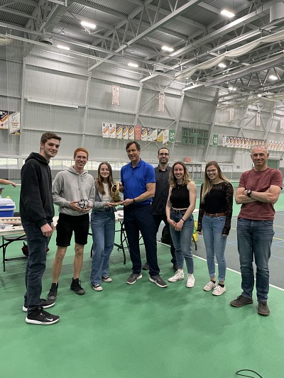 L'&eacute;quipe gagnante du concours de lancement de vaisseaux de tourisme spatial de l'UdeS. De&nbsp;gauche &agrave; droite :&nbsp;Daniel&nbsp;Philippot,&nbsp;F&eacute;lix&nbsp;Choquette,&nbsp;Catherine&nbsp;Marcoux et&nbsp;l&rsquo;&eacute;quipe d&rsquo;organisation de la comp&eacute;tition&nbsp;Pr Martin Brouillette,&nbsp;S&eacute;bastien Labb&eacute;,&nbsp;C&eacute;liane Perrier,&nbsp;&Eacute;lizabeth Rivard,&nbsp;Pr Alain Berry&nbsp;(Ad&eacute;lie Groleau &eacute;tait absente au moment de la prise de photo)
