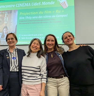 De gauche &agrave; droite : Anne Aubriot-Bertot, directrice g&eacute;n&eacute;rale du Campus de Longueuil de l'UdeS, Kim Th&uacute;y, Fran&ccedil;oise Bleys, animatrice de la soir&eacute;e et&nbsp;Julieth Maussa-Lopez, co-pr&eacute;sidente d&rsquo;UdeS Monde