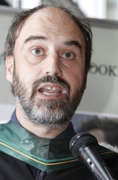 Au nom de la direction de l'UdeS, le Pr Jacques Beauvais, vice-recteur &agrave; la recherche, a salu&eacute; les dipl&ocirc;m&eacute;s cinquantenaires pr&eacute;sents.