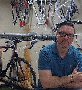 Le professeur Jean-Marc Drouet dans son laboratoire V&Eacute;LUS.