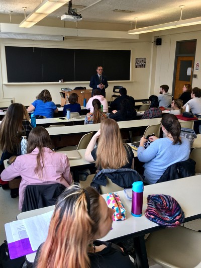 Le partage de l&rsquo;exp&eacute;rience unique v&eacute;cue par une personne qui a r&eacute;ussi &agrave; cheminer jusqu&rsquo;au r&eacute;tablissement devant une &eacute;quipe professionnelle ou une cohorte d&rsquo;&eacute;tudiantes et d&rsquo;&eacute;tudiants, produit non seulement des changements de pratique chez les intervenants, mais modifie &eacute;galement la conception qu&rsquo;ils ont des probl&egrave;mes de sant&eacute; mentale.