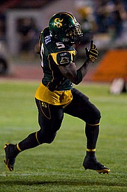 L'excellent porteur de ballon Pascal Fils a fracassé le record d'équipe avec 282 verges de gain au sol en 32 courses.

