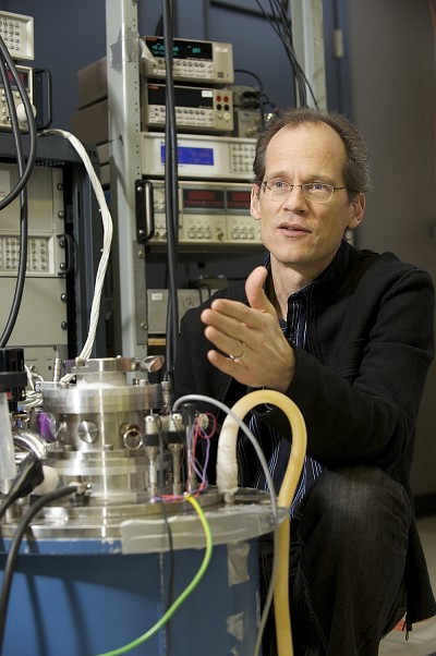 Le professeur Taillefer examine le cryostat qui sert &agrave; recevoir le r&eacute;frig&eacute;rateur &agrave; dilution dans lequel seront mesur&eacute;es les propri&eacute;t&eacute;s &eacute;lectroniques de mat&eacute;riaux supraconducteurs &agrave; des temp&eacute;ratures de quelques milli&egrave;mes de degr&eacute;s au-dessus du z&eacute;ro absolu et sous des champs magn&eacute;tiques 300&nbsp;000 fois plus &eacute;lev&eacute;s que le champ magn&eacute;tique terrestre.