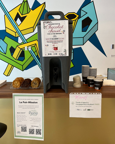 La Pair-Mission a organis&eacute; des distributions de chocolat chaud &agrave; diff&eacute;rents endroits du Campus principal afin de remonter le moral des personnes &eacute;tudiantes en pleine session d&rsquo;examen.