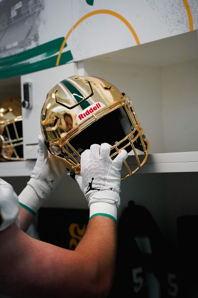 Le nouveau vestiaire compte 97 casiers faits sur mesure, r&eacute;pondant aux besoins pr&eacute;cis des joueurs.