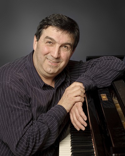 Le pianiste Yvon Bellemare, charg&eacute; de cours &agrave; l'&Eacute;cole de musique de l'UdeS