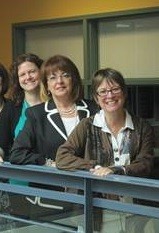 Marie B&eacute;cotte au centre, en compagnie des professeures Jessica L&eacute;vesque et Lise Desmarais.