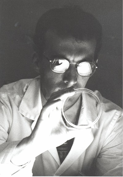 Le Pr Beno&icirc;t Paquette examine une bo&icirc;te de Petri dans le cadre de ses recherches sur le cancer du sein, 1997. Fonds du Service des communications (624641).