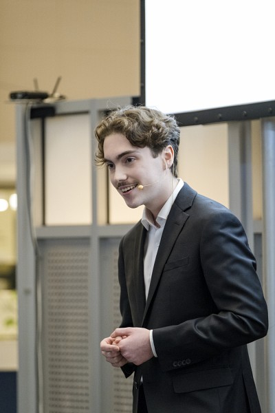 Rapha&euml;l Paill&eacute;, &eacute;tudiant en droit, lors de sa prestation &agrave; la finale UdeS du concours&nbsp;D&eacute;lie ta langue!