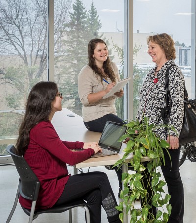 Les deux &eacute;tudiantes ayant particip&eacute; au d&eacute;marrage de la Clinique en environnement &agrave; l&rsquo;hiver 2017 rencontrent une cliente.