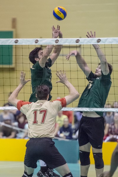 L'&eacute;quipe masculine de volleyball Vert & Or a vaincu le Rouge et Or pour la premi&egrave;re fois depuis 2006.