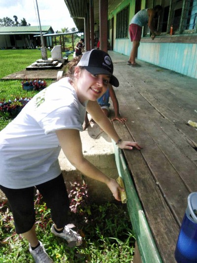 Roxanne B&eacute;dard proc&egrave;de au sablage de l'&eacute;cole.