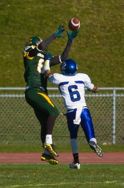 Le receveur éloigné Simon Charbonneau a impressionné au cours des derniers mois, lui qui a complété la saison avec 502&nbsp;verges et 3&nbsp;touchés par la passe.