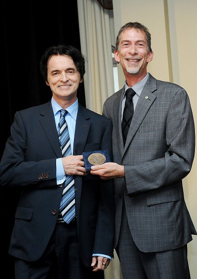 Le conseiller d'orientation R&eacute;ginald Savard, professeur &agrave; l'Universit&eacute; de Sherbrooke, re&ccedil;oit le M&eacute;rite du Conseil interprofessionnel du Qu&eacute;bec des mains du secr&eacute;taire du CIQ, Claude Leblond, t.s.