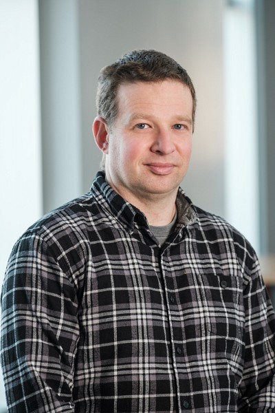 Simon Bri&egrave;re se sp&eacute;cialise notamment dans la t&eacute;l&eacute;r&eacute;adaptation et la t&eacute;l&eacute;sant&eacute;, le d&eacute;ploiement et l'utilisation de capteurs &agrave; domicile, l'analyse de donn&eacute;es de recherche et l'informatique de la sant&eacute;.