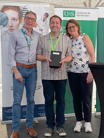 R&eacute;cipiendaire Pr Benoit Laurent, en compagnie de Pr Luigi Bouchard et Nathalie Rivard, vice-doyenne&nbsp;aux &eacute;tudes sup&eacute;rieures, &agrave; la recherche et &agrave; l'innovation