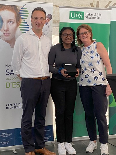 L'&eacute;tudiante r&eacute;cipiendaire Ma&euml;lis Nephtalie Gerda Garba,&nbsp;en compagnie de Pr Martin Bisaillon,&nbsp;Secr&eacute;taire de facult&eacute; et vice-doyen &agrave; la vie &eacute;tudiante et &agrave; la sant&eacute; durable et Pre Nathalie Rivard,&nbsp;vice-doyenne&nbsp;aux &eacute;tudes sup&eacute;rieures, &agrave; la recherche et &agrave; l'innovation