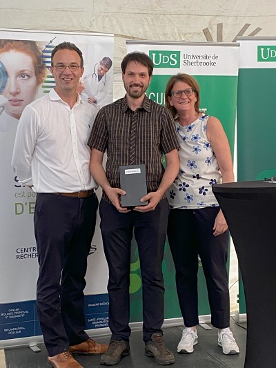 R&eacute;cipiendaire M. Fr&eacute;d&eacute;ric Picard-Jean, en compagnie de Pr Martin Bisaillon,&nbsp;Secr&eacute;taire de facult&eacute; et vice-doyen &agrave; la vie &eacute;tudiante et &agrave; la sant&eacute; durable et Pre Nathalie Rivard,&nbsp;vice-doyenne&nbsp;aux &eacute;tudes sup&eacute;rieures, &agrave; la recherche et &agrave; l'innovation