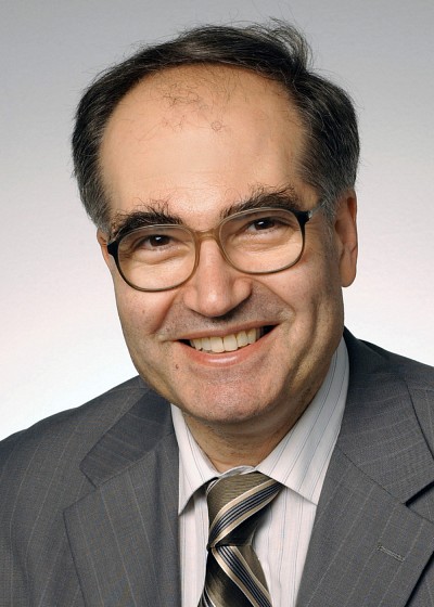 Le professeur Tam&agrave;s F&uuml;l&ouml;p