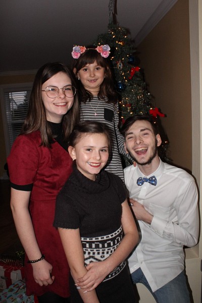 Kelsey &agrave; No&euml;l 2018, accompagn&eacute;e de son grand fr&egrave;re et de ses deux jeunes s&oelig;urs