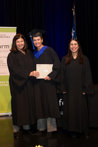 Christine Gaucher, coordonnatrice de la ma&icirc;trise, Debbie DesRivi&egrave;res, r&eacute;cipiendaire, et la professeure Sawsen Lakhal, responsable de programme.