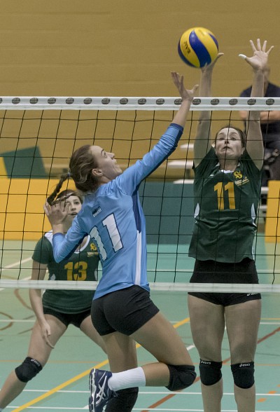 Rosalie Coderre contre une rivale de l'UQAM sur cette s&eacute;quence, sous le regard attentif de sa co&eacute;quipi&egrave;re du Vert & Or Sarah-Jeanne Meunier-B&eacute;dard.