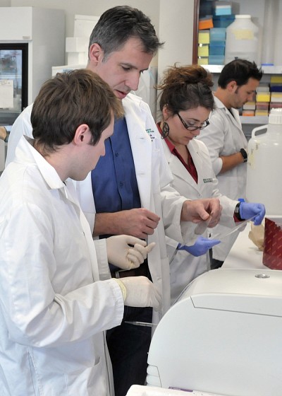 Xavier Roucou avec son &eacute;quipe de recherche en 2013.