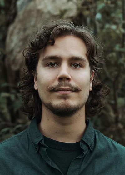 Jean-Fran&ccedil;ois Racine, dipl&ocirc;m&eacute; de l&rsquo;&Eacute;cole de musique de l&rsquo;Universit&eacute; de Sherbrooke et compositeur/producteur de 28 ans, a r&eacute;alis&eacute; la trame sonore du jeu Outward.