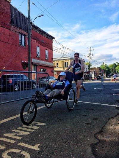 Julien Pinsonneault, &eacute;tudiant en physioth&eacute;rapie, lors des Courses Partag&eacute;es.&nbsp;(Photo prise avant l'entr&eacute;e en vigueur des mesures de distanciation)