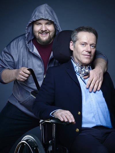 Les com&eacute;diens Antoine Bertrand et Luc Gu&eacute;rin se transforment en voyou insolent et en&nbsp;riche parapl&eacute;gique dans Intouchables.