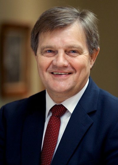 Louis C&ocirc;t&eacute;, vice-doyen &agrave; la formation ex&eacute;cutive et directeur g&eacute;n&eacute;ral du Centre Laurent Beaudoin de la Facult&eacute; d'administration de l'Universit&eacute; de Sherbrooke