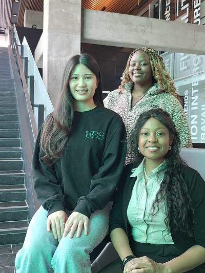 &Agrave; gauche, Kitty Duong, &agrave; droite,&nbsp;Cindy Gabrielet derri&egrave;re, Veronic&nbsp;Deunguen