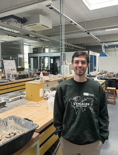 Dominic Perrault dans le laboratoire G&eacute;otechnique