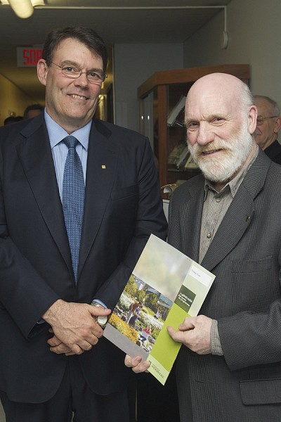 M. Daniel Denault, vice-pr&eacute;sident du conseil d'administration de La Fondation et le r&eacute;cipiendaire de la bourse du Fonds institutionnel, M. Guy V&eacute;zina.