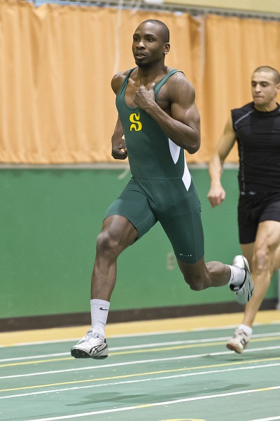 Harold Vulgaire a remport&eacute; une premi&egrave;re m&eacute;daille en carri&egrave;re au championnat SIC d'athl&eacute;tisme.