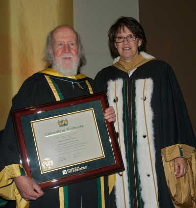 Hubert Reeves a re&ccedil;u son doctorat honoris causa des mains de la rectrice Luce Samoisette.