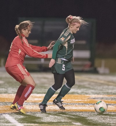 Am&eacute;lie Tremblay, du Vert&nbsp;&&nbsp;Or, tente sur cette s&eacute;quence de prot&eacute;ger le ballon contre une joueuse adverse en demi-finale, qui s'est d&eacute;roul&eacute;e vendredi dernier dans des conditions climatiques tr&egrave;s difficiles.