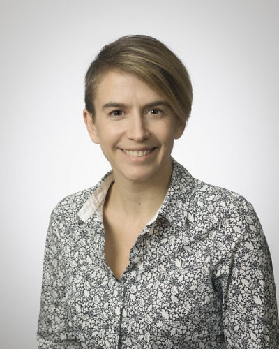 Josianne Bolduc, coordonnatrice du certificat en arts visuels, l'artiste derri&egrave;re une &oelig;uvre qui sera offerte par l'UdeS &agrave; l'UANL.