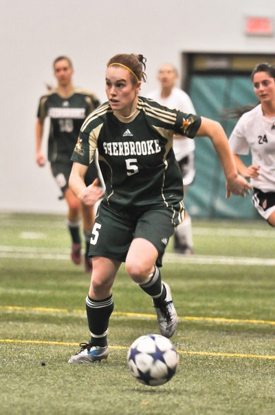 Isabelle Genest a marqu&eacute; deux fois vendredi soir face aux Gaiters de l'Universit&eacute; Bishop's.