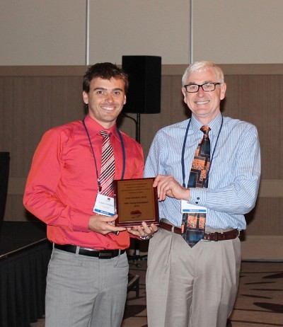 Le Pr Louis Gendron re&ccedil;oit le Young Investigator Award des mains du Dr John Traynor, pr&eacute;sident de l&rsquo;INRC.
