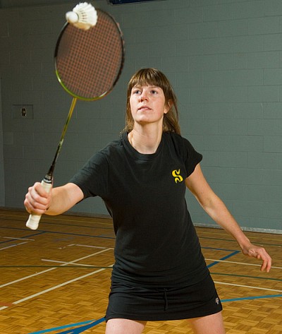 Élise Rioux-Paquette a remporté quatre affrontements sur cinq, donnant notamment une leçon de badminton à Winna H. Landry, de l'UQAC, qu'elle a vaincue aisément en deux sets de 21-5 et 21-2.