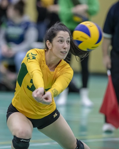 La lib&eacute;ro du Vert & Or Samuelle M&eacute;nard-Castonguay, en pleine action vendredi soir, contre les Citadins de l'UQAM.