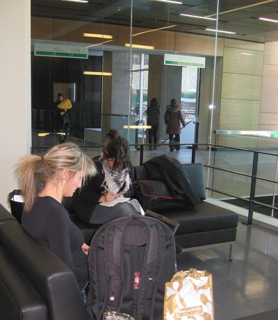 Des aires de lecture tr&egrave;s agr&eacute;ables sont accessibles aux &eacute;tudiantes et &eacute;tudiants.