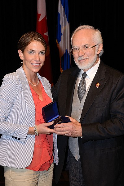 &Eacute;milie Duquette a re&ccedil;u la M&eacute;daille du lieutenant-gouverneur, Pierre Duchesne, lors du passage de ce dernier en Estrie, en mai.