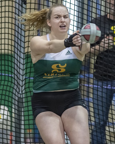 Ariane Dubois &agrave; l'oeuvre plus t&ocirc;t cette saison, lors de la Rencontre Invitation Vert & Or d'athl&eacute;tisme.