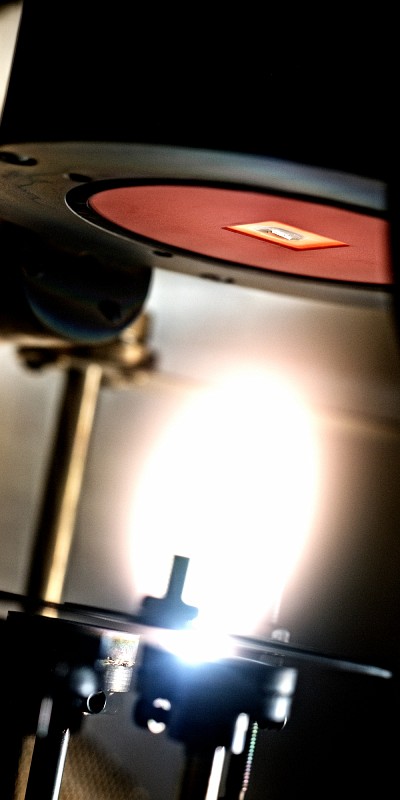 Plume de plasma g&eacute;n&eacute;r&eacute;e par un pulse laser UV.Photo fournie