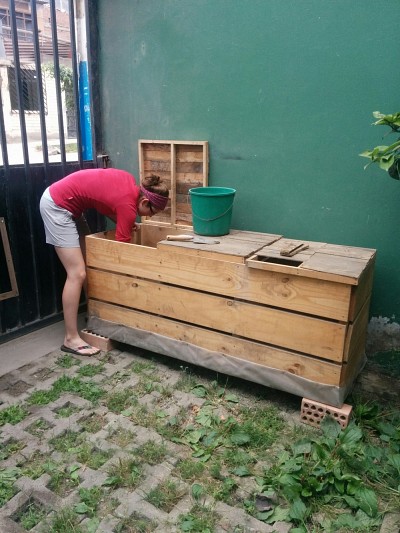 Voici le bac de compost construit lors du volet 1. Les stagiaires de l&rsquo;&eacute;quipe actuelle l&rsquo;utilisent tous les jours pour y mettre les restes de table. Aujourd'hui, il y a d&eacute;j&agrave; deux compartiments remplis de mati&egrave;res compostables.