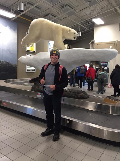 Nicolas Sylvestre, &eacute;tudiant &agrave; la ma&icirc;trise en chimie, en transit &agrave; l'a&eacute;roport de Yellowknife.