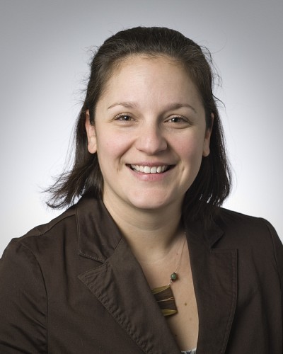 Vicky Chainey, charg&eacute;e de cours &agrave; l'&Eacute;cole de politique appliqu&eacute;e et sp&eacute;cialiste en s&eacute;curit&eacute; civile, est &eacute;galement b&eacute;n&eacute;vole &agrave; la Croix-Rouge depuis&nbsp;2007. 