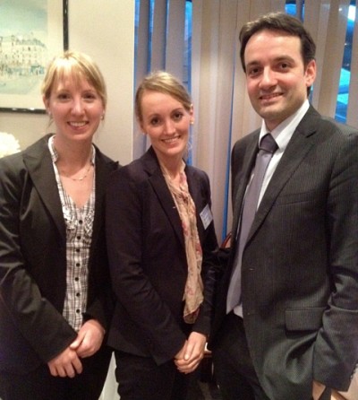 Les deux gagnantes, Sarah-Jane Turcot et Sarah Gaudry Staub, accompagn&eacute;es du professeur Jean-Fran&ccedil;ois Roberge.